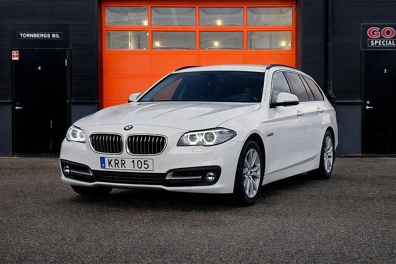 Vit Begagnad 2016 BMW 520 M Sport Kombi | 179 900 kr (Superpris) - Bild 1/4