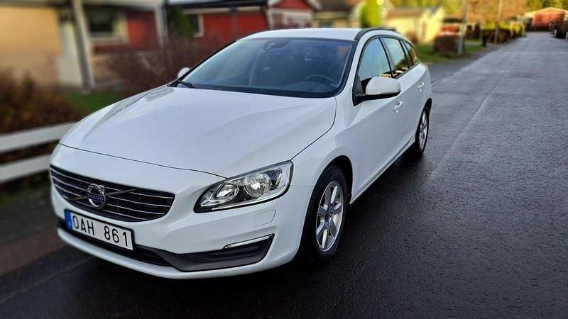 Vit Begagnad 2014 Volvo V60 Kinetic Kombi | 163 000 kr (Marknadspris) - Bild 1/4