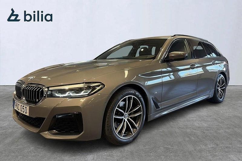 Grå Begagnad 2020 BMW 520 M Sport Kombi | 389 000 kr (Lite dyr) - Bild 1/4