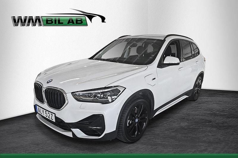 Vit Begagnad 2022 BMW X1 Sport Line SUV | 329 000 kr (Marknadspris) - Bild 1/4