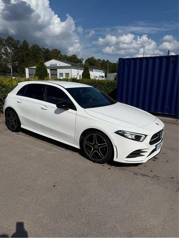 Vit Begagnad 2021 Mercedes A180 AMG Halvkombi | 249 000 kr (Marknadspris) - Bild 1/4