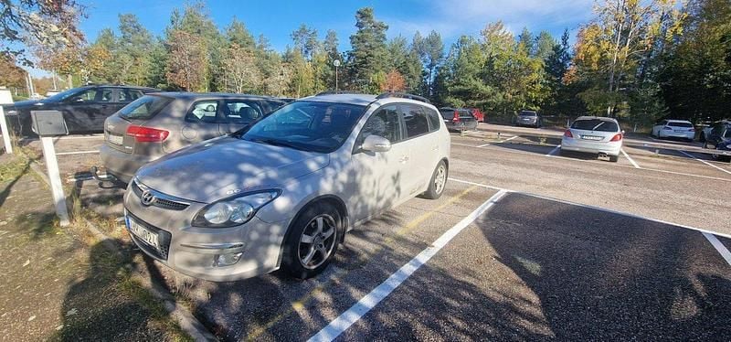 Brun Begagnad 2010 Hyundai i30 Kombi | 28 000 kr (Bra pris) - Bild 1/4