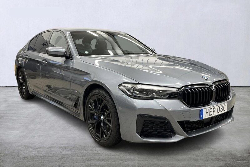 Blå Begagnad 2021 BMW 530e M Sport Sedan | 379 000 kr (Marknadspris) - Bild 1/4