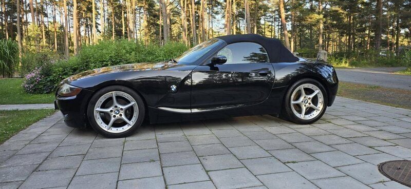 Svart Begagnad 2003 BMW Z4 Cab | 145 000 kr (Dyr) - Bild 1/4