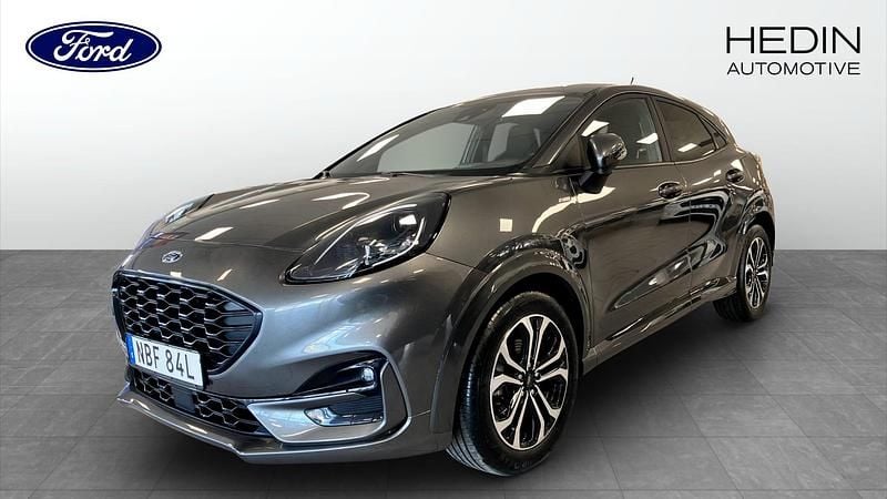 Grå (grey) Begagnad 2022 Ford Puma ST-Line SUV | 219 900 kr (Marknadspris) - Bild 1/4