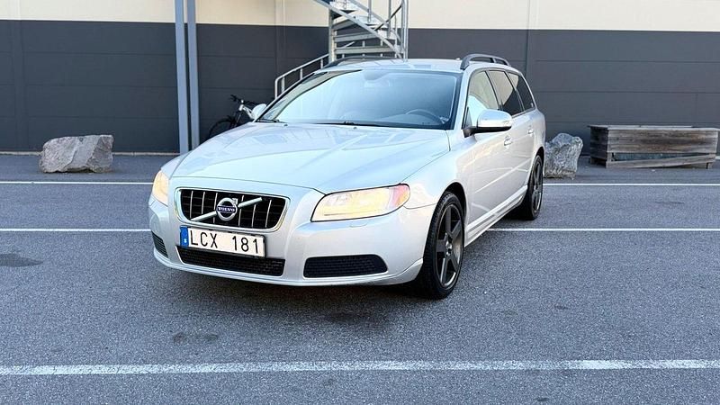 Ljusgrå (grå) Begagnad 2011 Volvo V70 Kinetic Kombi | 74 400 kr (Bra pris) - Bild 1/4