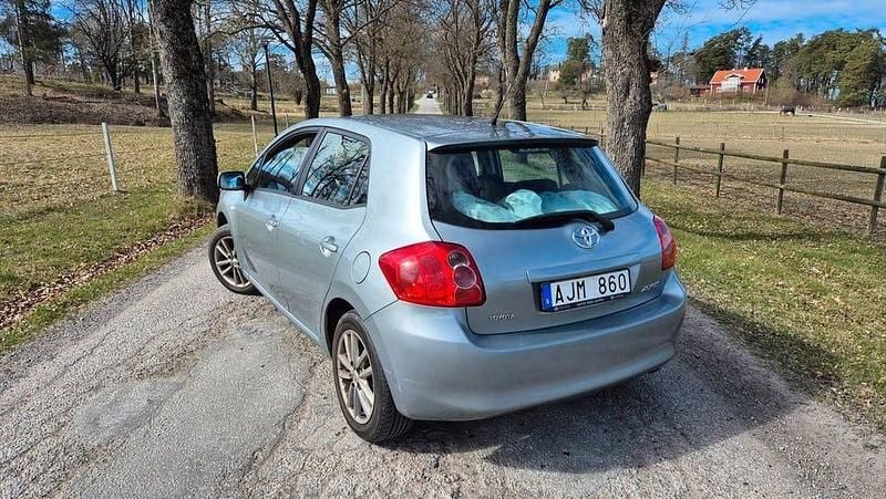 Begagnad Toyota Auris 124 HK (91 kW) 2008 Grå Halvkombi