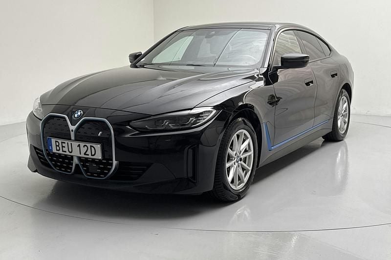Svart Begagnad 2022 BMW i4 Sedan | 320 000 kr (Bra pris) - Bild 1/4