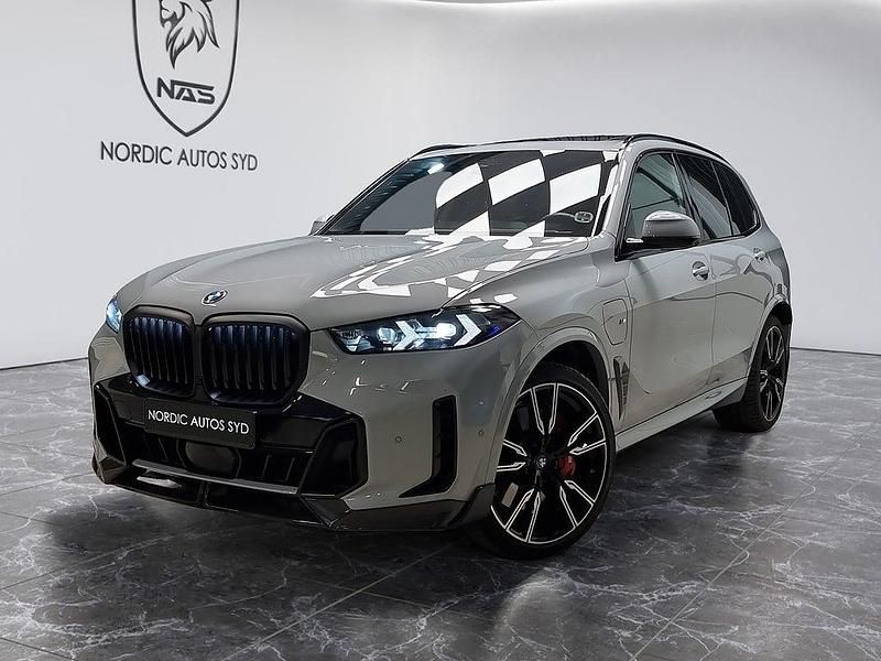 Grå Begagnad 2024 BMW X5 M Sport SUV | 1 029 900 kr (Dyr) - Bild 1/4