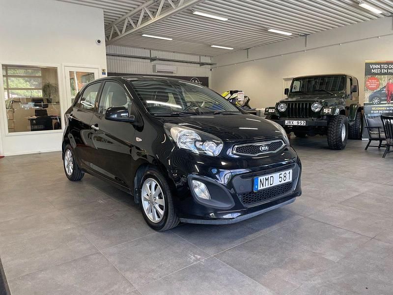 Svart Begagnad 2013 Kia Picanto Halvkombi | 59 900 kr (Marknadspris) - Bild 1/4
