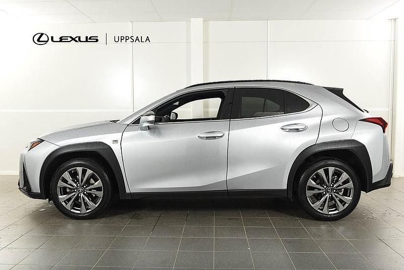 Begagnad Lexus UX 250h Sport Design Packet 184 HK (135 kW) 2023 Grå SUV
