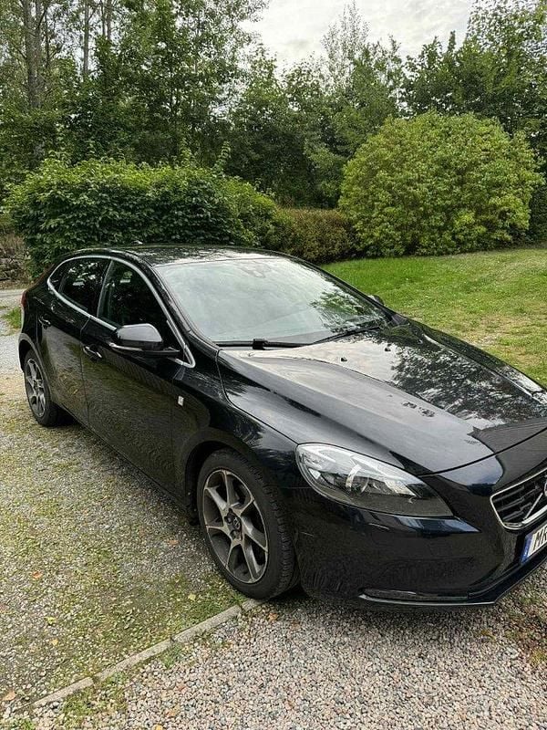 Svart Begagnad 2015 Volvo V40 Ocean Race Kombi | 125 000 kr (Bra pris) - Bild 1/4