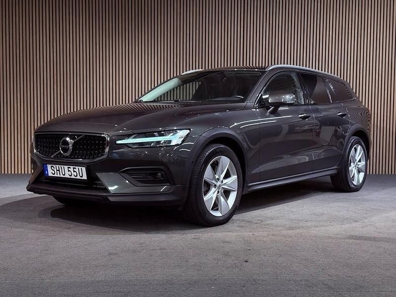 Grå Begagnad 2021 Volvo V60 CC Kombi | 348 700 kr (Marknadspris) - Bild 1/4
