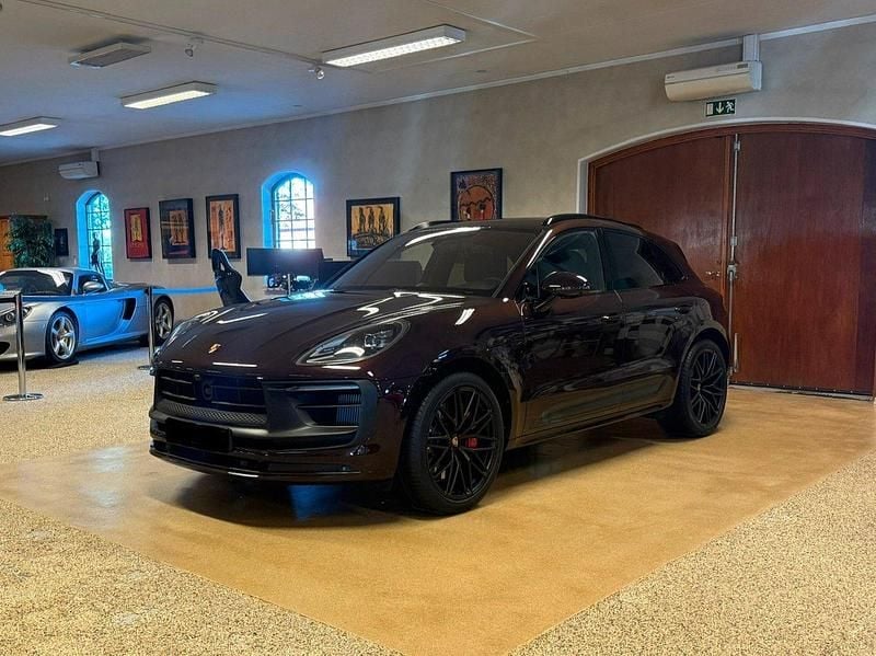 Mörkröd Begagnad 2023 Porsche Macan GTS SUV | 1 025 000 kr - Bild 1/4