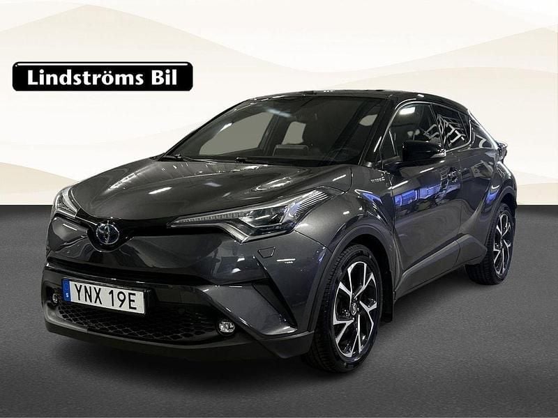 Mörkgrå (grå) Begagnad 2019 Toyota C-HR+ Edition SUV | 179 900 kr (Marknadspris) - Bild 1/3