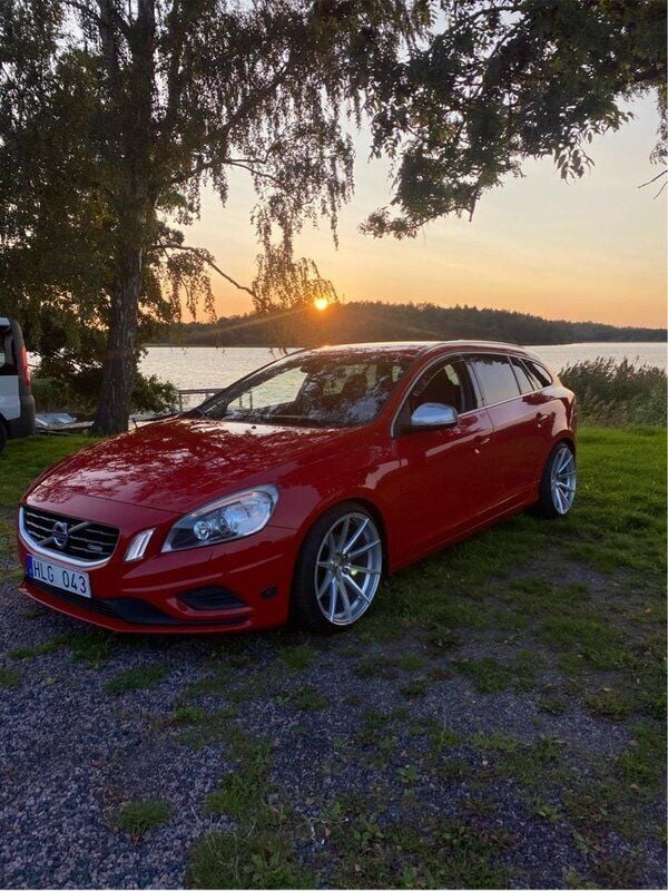 Röd Begagnad 2011 Volvo V60 R-Design Kombi | 100 000 kr (Marknadspris) - Bild 1/4