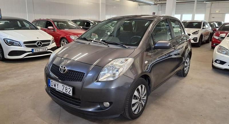 Grå Begagnad 2008 Toyota Yaris Halvkombi | 29 999 kr (Marknadspris) - Bild 1/4