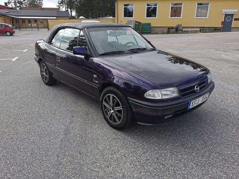 Begagnad Opel Astra Cabriolet 116 HK (85 kW) 1994 Mörkblå (blå) Cab