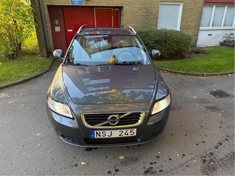 Grå Begagnad 2011 Volvo V50 Summum Kombi | 43 500 kr (Bra pris) - Bild 1/4