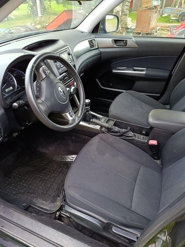 Grå Begagnad 2012 Subaru Forester SUV | 20 000 kr (Bra pris) - Bild 1/4