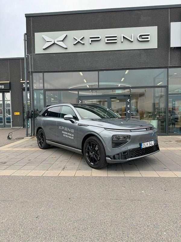 Grå Begagnad 2024 XPENG G9 AWD Performance SUV | 732 900 kr (Marknadspris) - Bild 1/4