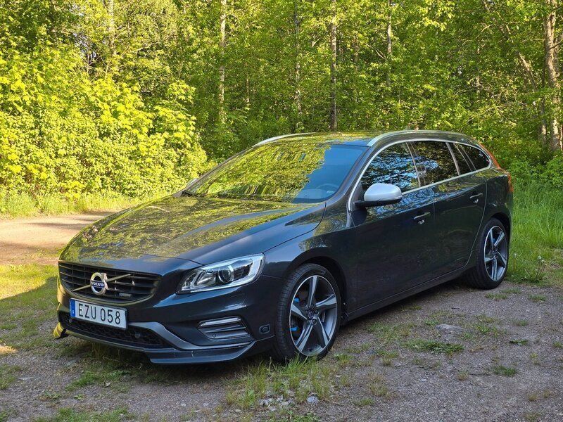 Grå Begagnad 2015 Volvo V60 R-Design Kombi | 129 900 kr (Dyr) - Bild 1/4