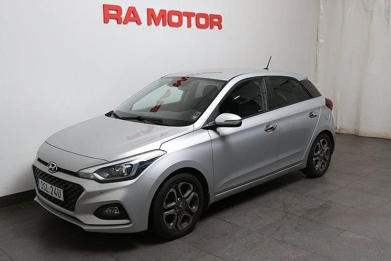Silver (silver metallic ) Begagnad 2019 Hyundai i20 Premium Halvkombi | 139 800 kr (Marknadspris) - Bild 1/4