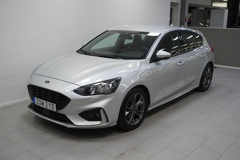 Grå Begagnad 2018 Ford Focus ST-Line Halvkombi | 164 900 kr (Marknadspris) - Bild 1/4