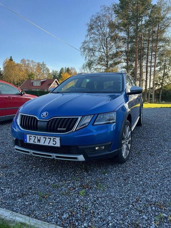 Blå Begagnad 2019 Skoda Octavia Scout Kombi | 199 000 kr (Bra pris) - Bild 1/4