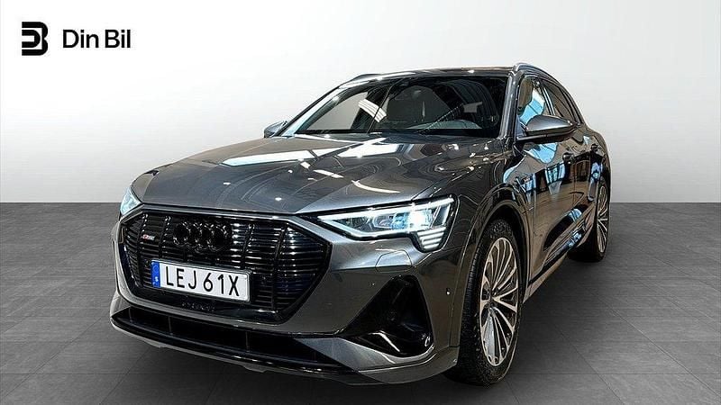 Grå Begagnad 2021 Audi e-tron S-Line SUV | 449 900 kr (Dyr) - Bild 1/4
