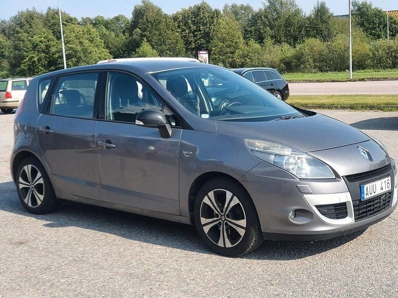 Grå Begagnad 2011 Renault Scénic III Bose Edition Minibuss | 49 000 kr (Marknadspris) - Bild 1/4