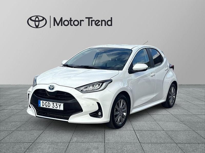 Vit Begagnad 2022 Toyota Yaris Hybrid Edition Halvkombi | 229 900 kr (Marknadspris) - Bild 1/3