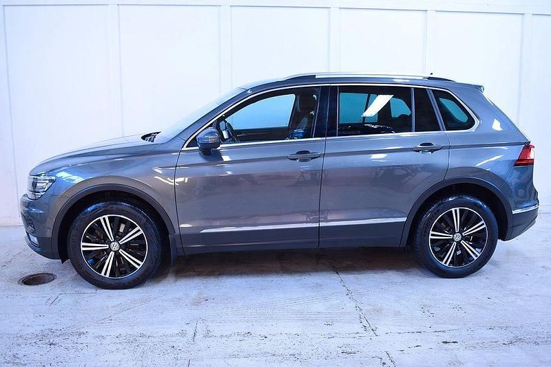 Grå Begagnad 2019 VW Tiguan GT SUV | 239 900 kr (Marknadspris) - Bild 1/4