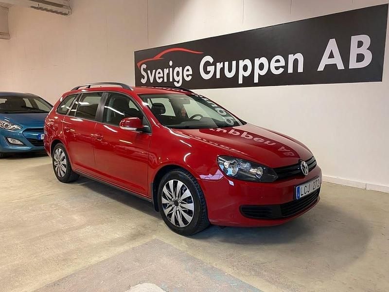 Mörkröd (röd) Begagnad 2011 VW Golf VI Halvkombi | 64 900 kr (Marknadspris) - Bild 1/4