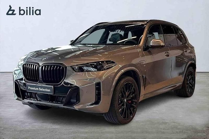 Grå Begagnad 2025 BMW X5 SUV | 1 139 900 kr - Bild 1/1