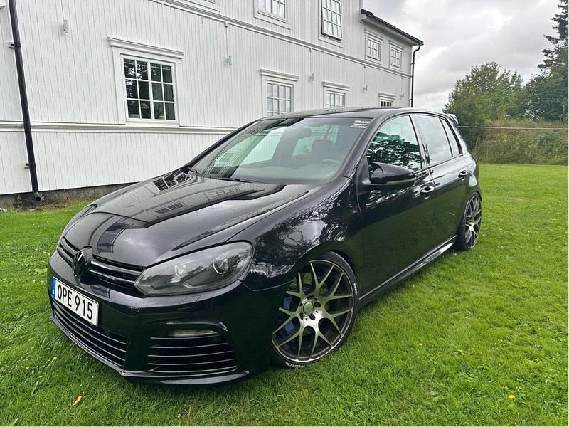 Svart Begagnad 2011 VW Golf VI R Halvkombi | 185 000 kr - Bild 1/4