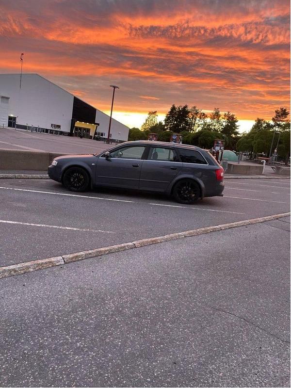 Grå Begagnad 2004 Audi A4 Comfort Kombi | 36 000 kr (Marknadspris) - Bild 1/4