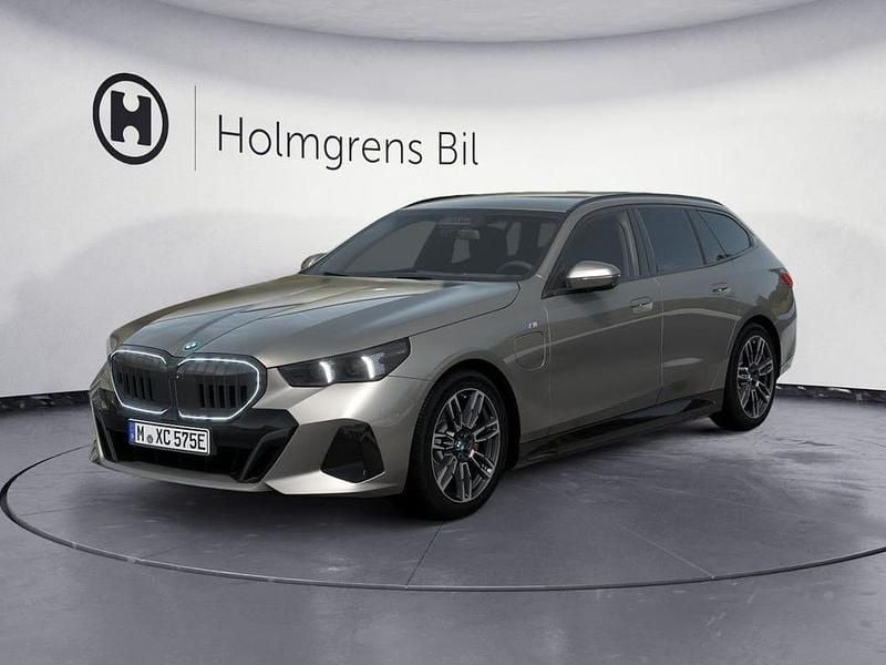 Oxide grey Begagnad 2025 BMW 530 M Sport Kombi | 729 800 kr - Bild 1/1