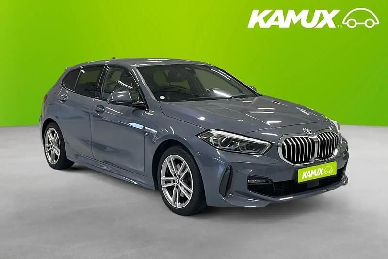Silver/grå Begagnad 2021 BMW 118 M Sport Halvkombi | 248 700 kr (Lite dyr) - Bild 1/4
