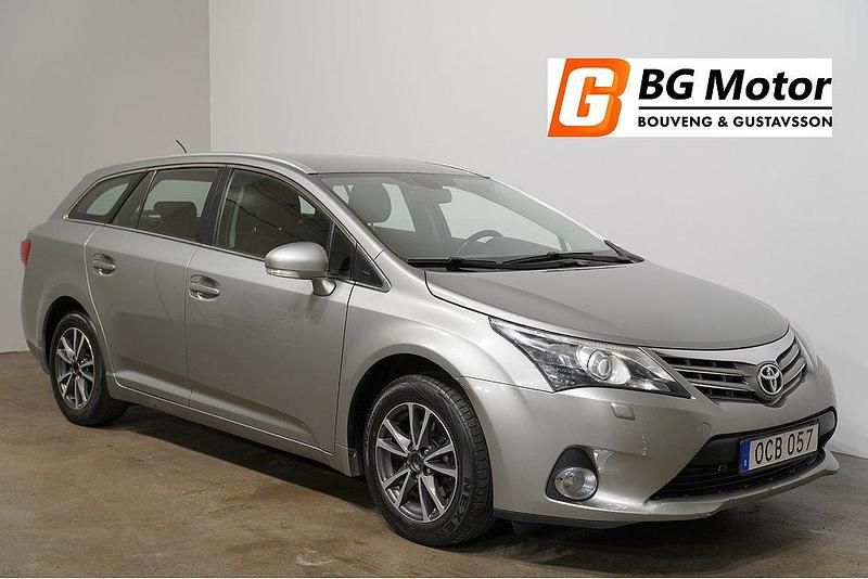 Ljusgrå Begagnad 2013 Toyota Avensis Kombi | 99 900 kr (Marknadspris) - Bild 1/4
