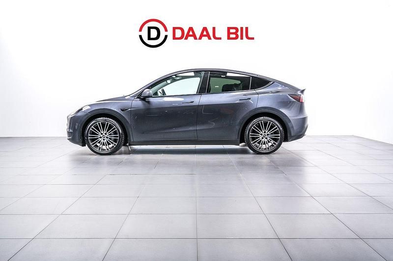 Grå Begagnad 2021 Tesla Model Y Long Range AWD SUV | 329 700 kr (Marknadspris) - Bild 1/4