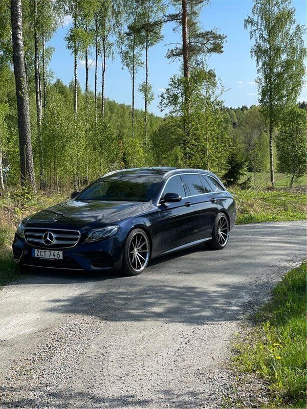 Blå Begagnad 2018 Mercedes E220 AMG line Kombi | 325 000 kr (Marknadspris) - Bild 1/2