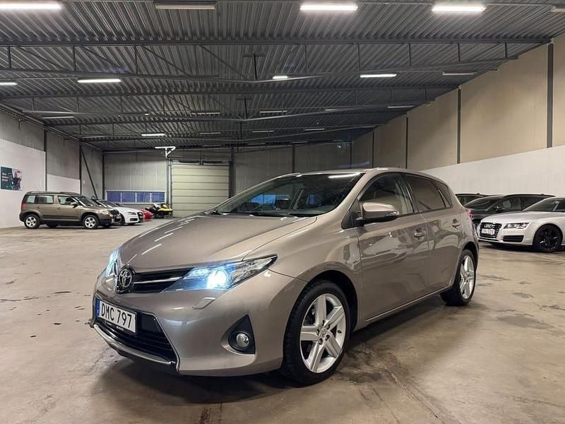 Begagnad Toyota Auris Edition 132 HK (97 kW) 2014 Brun Halvkombi