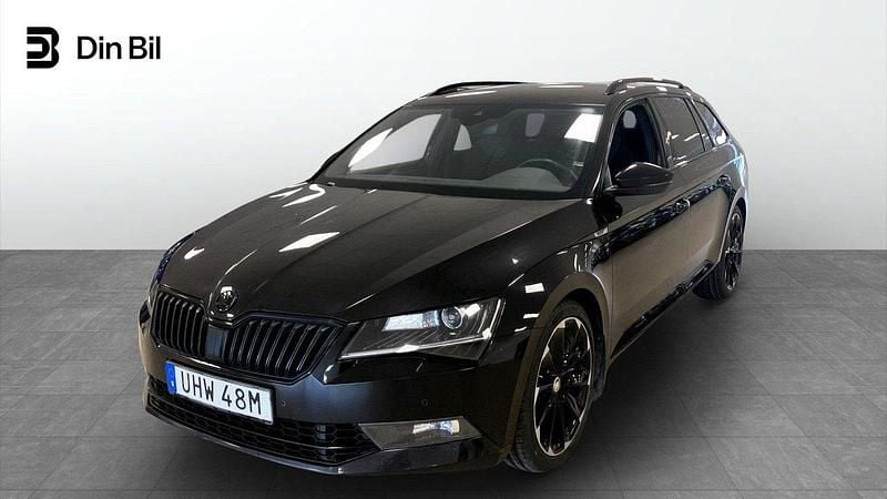 Svart Begagnad 2019 Skoda Superb SportLine Kombi | 289 900 kr (Marknadspris) - Bild 1/4
