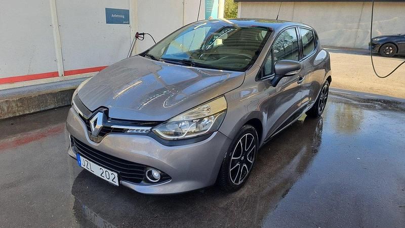 Grå Begagnad 2014 Renault Clio IV Halvkombi | 53 000 kr (Marknadspris) - Bild 1/4