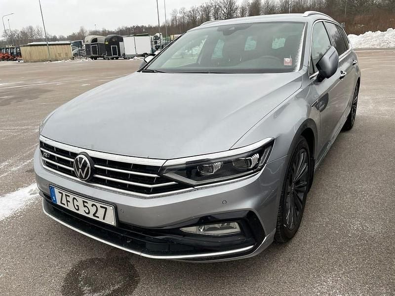 Silver metallic Begagnad 2021 VW Passat R-line | 279 000 kr (Lite dyr) - Bild 1/2