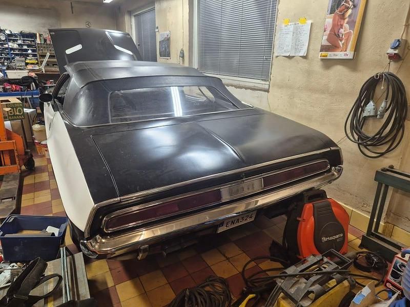 Begagnad Dodge Challenger 1970 Svart med vit rand. garage lackad Sportkupé