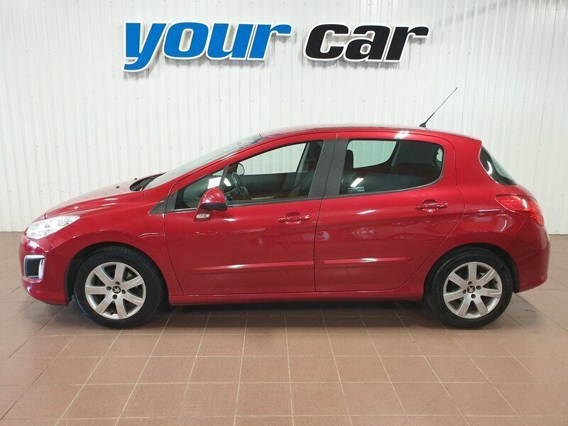 Röd (rödmetallic) Begagnad 2012 Peugeot 308 Halvkombi | 63 500 kr (Lite dyr) - Bild 1/4