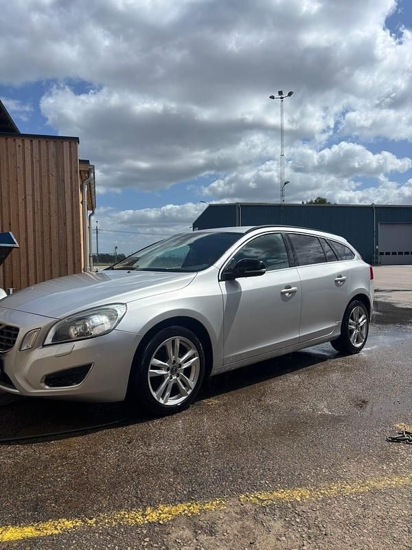 Begagnad 2011 Volvo V60 Kombi | 80 000 kr (Marknadspris) - Bild 1/4