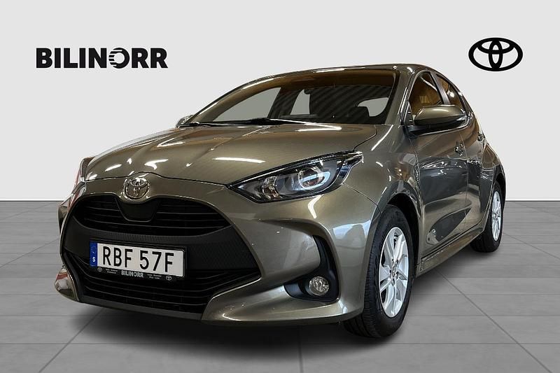 Grön Begagnad 2024 Toyota Yaris Hybrid Active Halvkombi | 259 900 kr (Dyr) - Bild 1/4